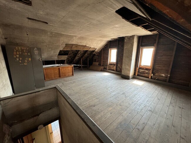 Building Photo - THREE BEDROOM/ONE BATH TWIN