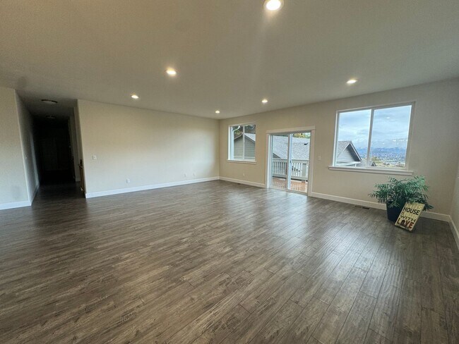 Building Photo - 581 NE Alameda Ave