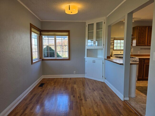 Building Photo - 2 Bedroom Home in Manette!