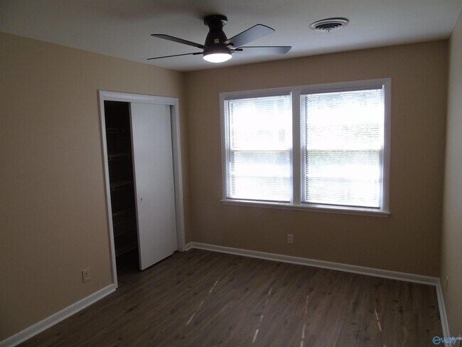 Building Photo - 2504 Maysville Cir NE