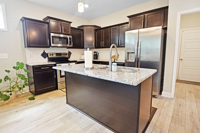 Building Photo - Pet Friendly Three Bedroom!