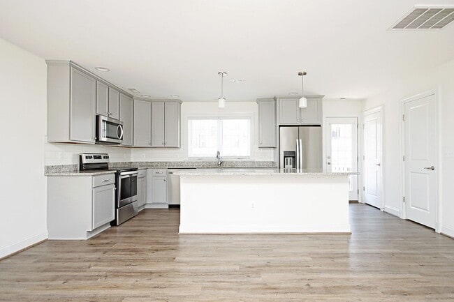 Building Photo - Light-Filled, Dog-Friendly Old Trail Townhome