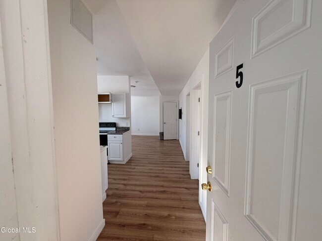 Building Photo - 8 Gardiner St