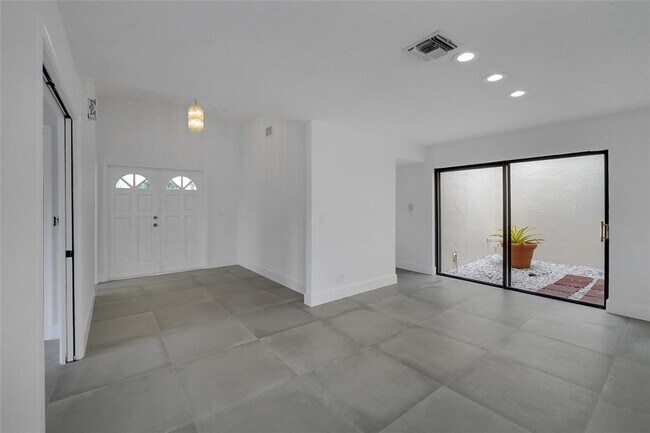 Building Photo - 7850 Villa Nova Dr