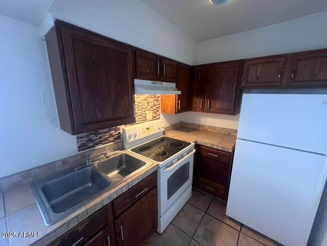 Building Photo - 526 S Mesa Dr