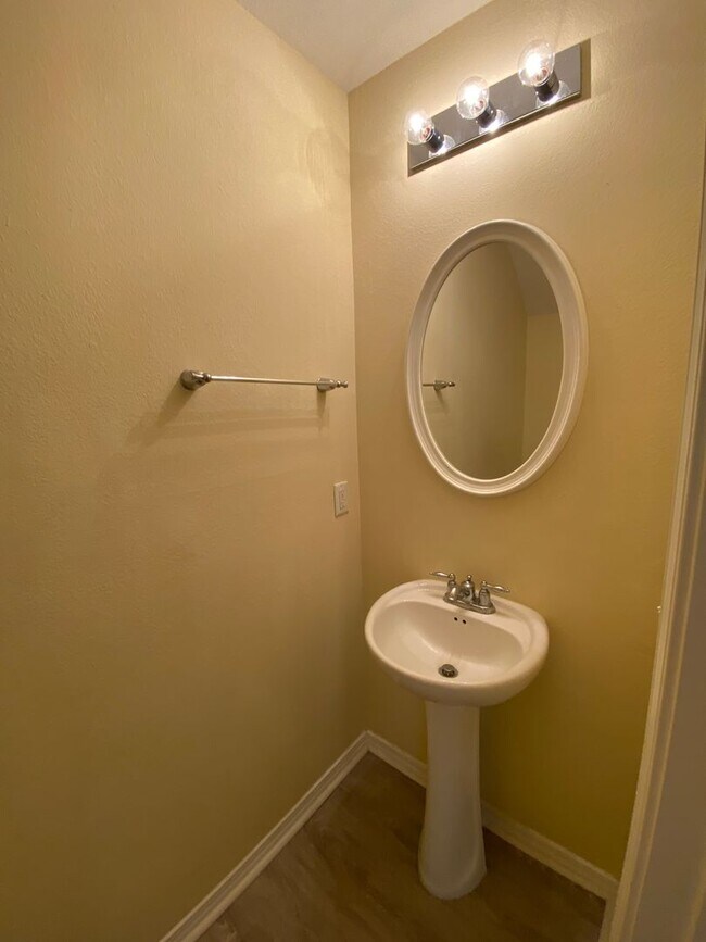 Building Photo - 2 bedroom 2.5 bath in Godley Park