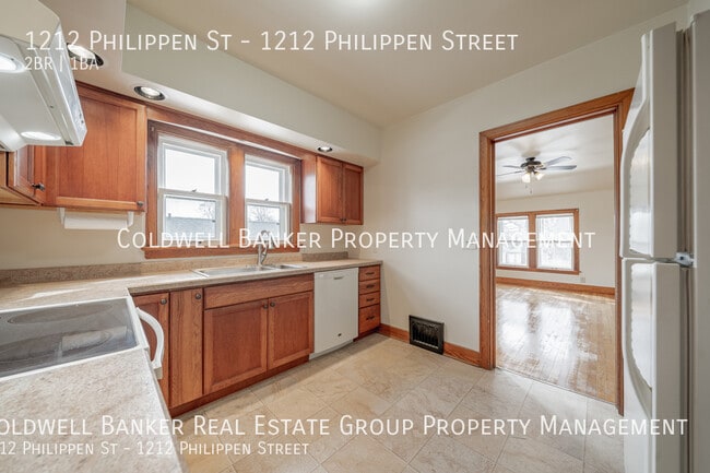 Building Photo - 1212 Philippen St