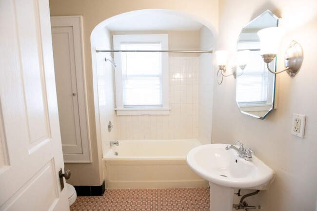 Building Photo - 9/01  $1495 – 2 Bedroom Upper Flat Near UW...