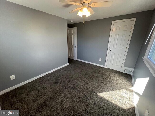 Building Photo - 5804 Shoshone Dr