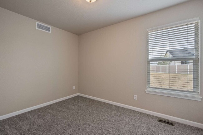 Building Photo - Like New Single Family Home!