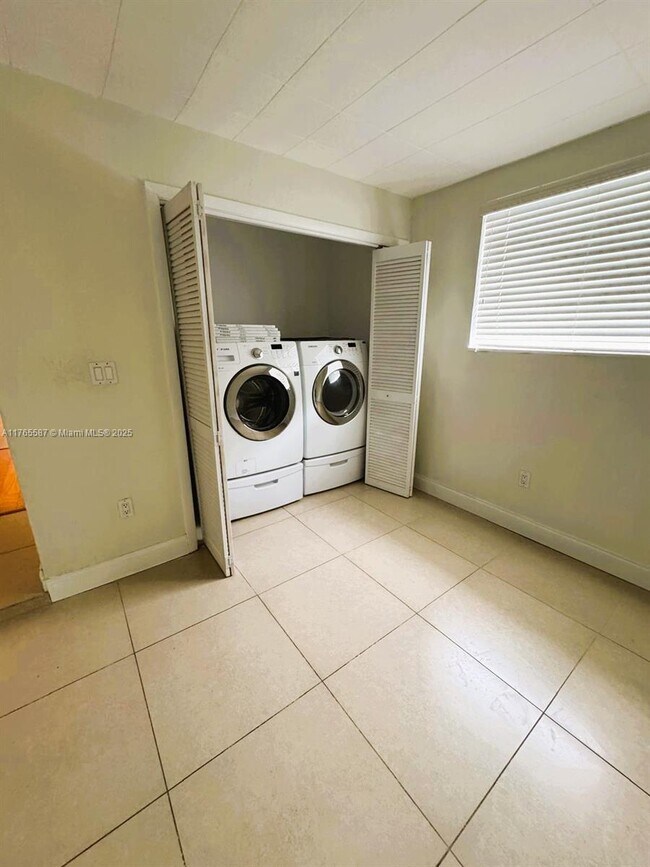 Building Photo - 8870 SW 86th St