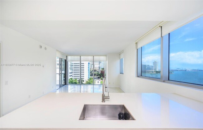 Building Photo - 1300 Brickell Bay Dr