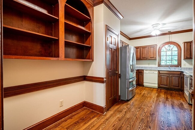 Building Photo - 1305 Hampshire Ct