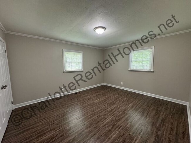 Building Photo - Nice brick ranch home with attached garage
