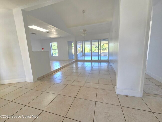 Building Photo - 771 Onyx Dr NE