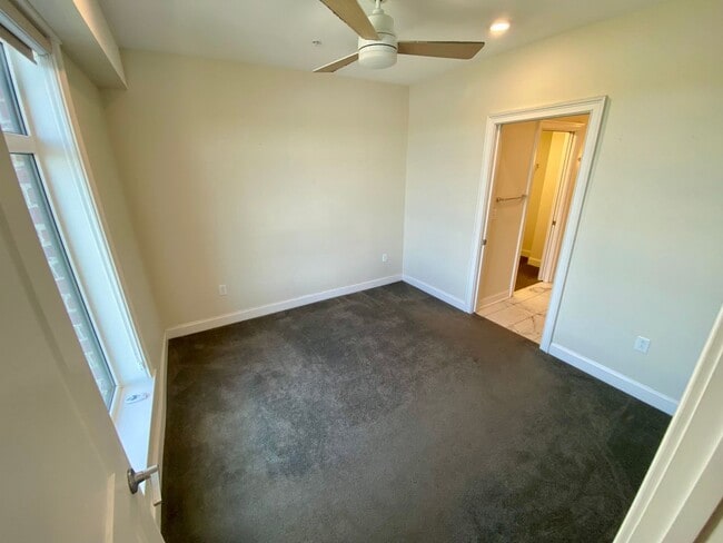 Building Photo - Apartment with Waterview in Downtown Wilmi...