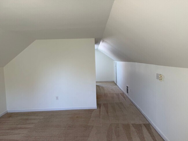 Building Photo - Large updated 2 bedroom 1 bathroom house in Springfield!