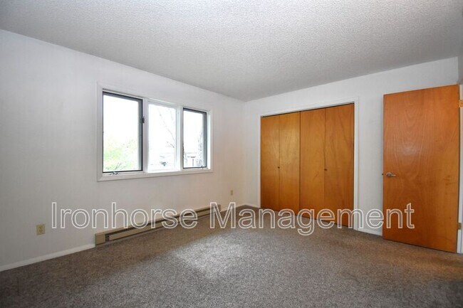 Building Photo - 809 W Villard St