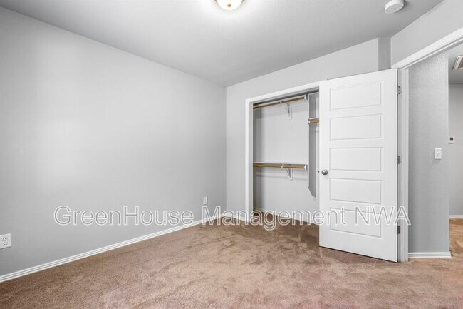 Building Photo - 820 Baker St NW