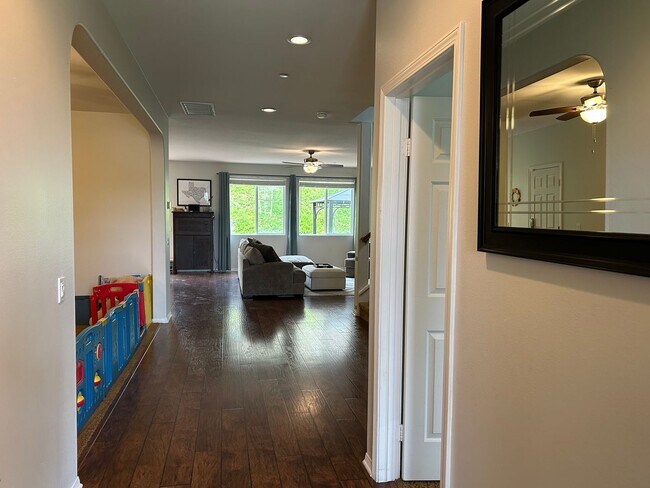 Building Photo - Beautiful 5BD/3BA Home In Oceanside