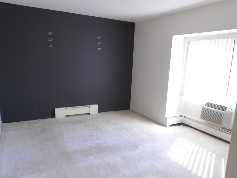 Building Photo - 2 Elmwood Park Dr