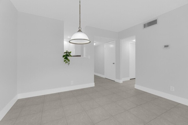 Building Photo - 200 Jacaranda Country Club Dr