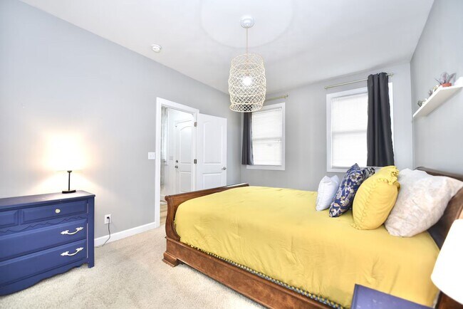 Building Photo - Charming 3 Bedroom, 2.5 Bathroom Home Fully Furnished in Benton Harbor Close to Lake Michigan and...