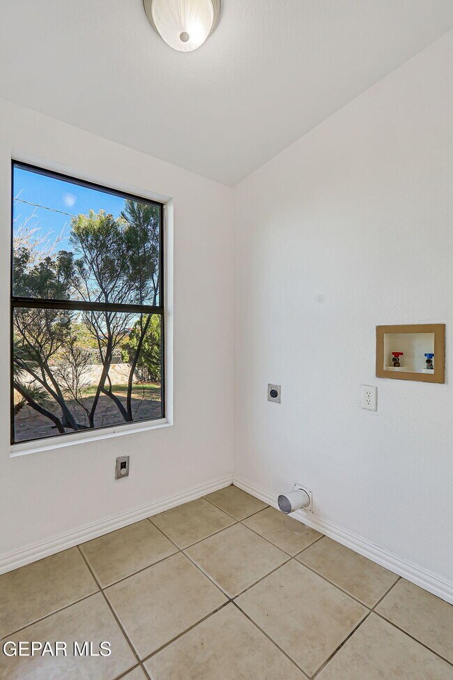 Building Photo - 10068 Oakwood Dr