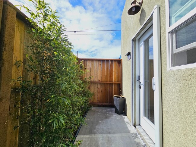 Building Photo - 2711 W 60th St