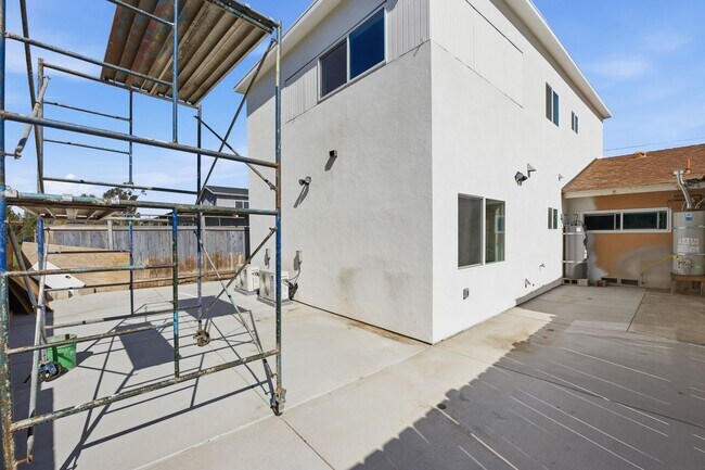 Building Photo - Brand new!