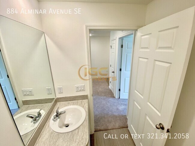 Building Photo - 884 Alminar Ave SE