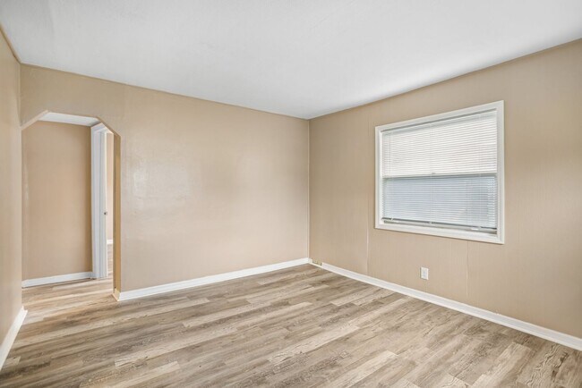 Building Photo - 2 bedroom 1 bath with porch