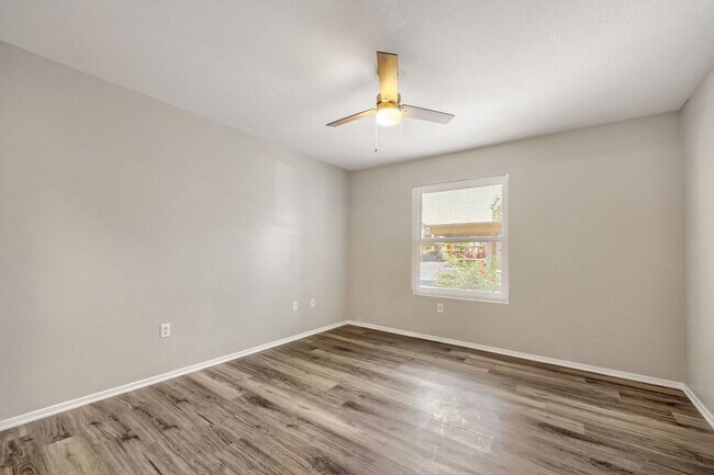 Building Photo - 555 E Silverado Ranch Blvd