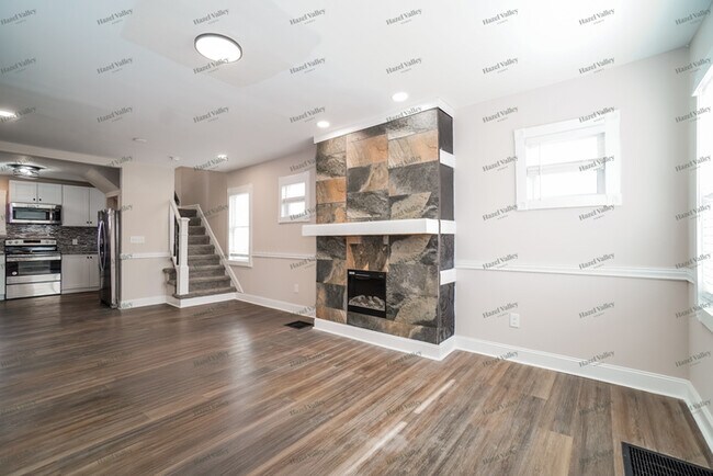 Building Photo - 1468 E Whittier St