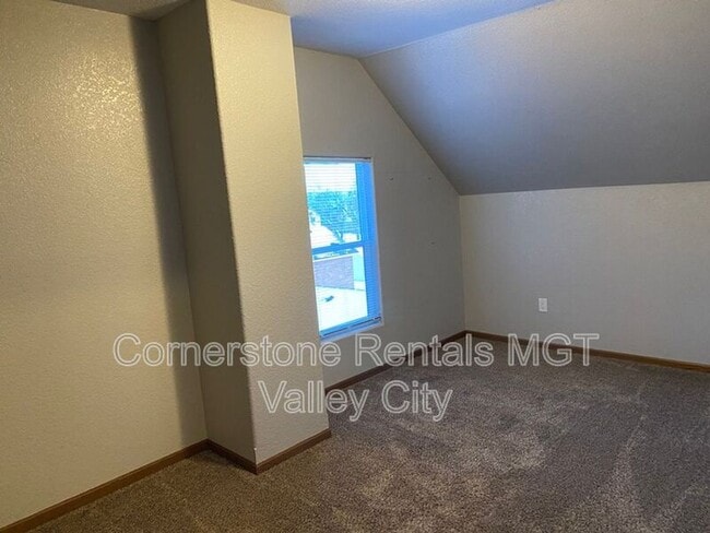 Building Photo - 642 2nd Ave NW