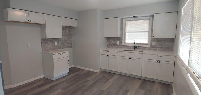 Building Photo - 8632 Broadway Dr