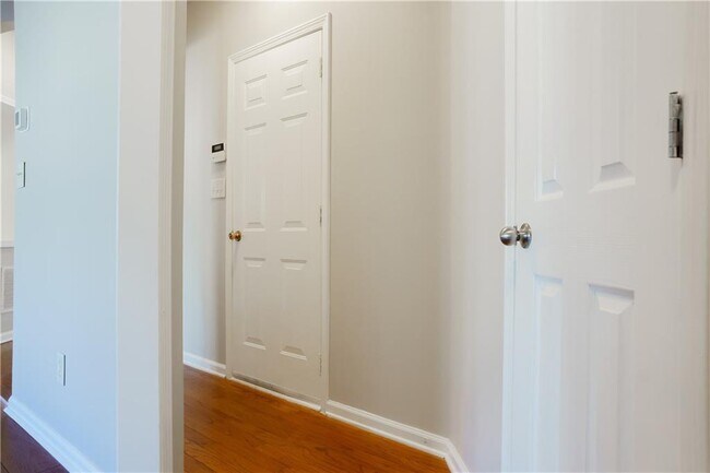 Building Photo - 2581 Southhaven Ln