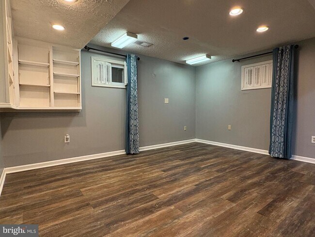 Building Photo - 12654 Valleywood Dr