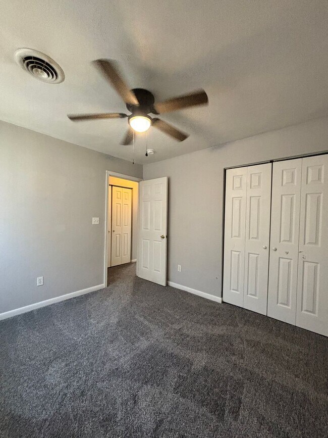 Building Photo - Adorable Two Bedroom Duplex In Truxton