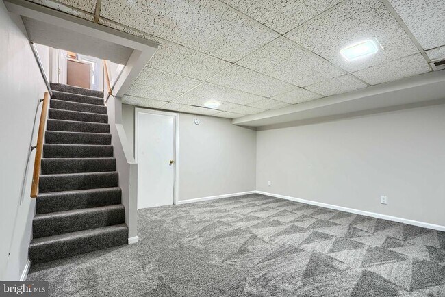 Building Photo - 817 N Marlyn Ave