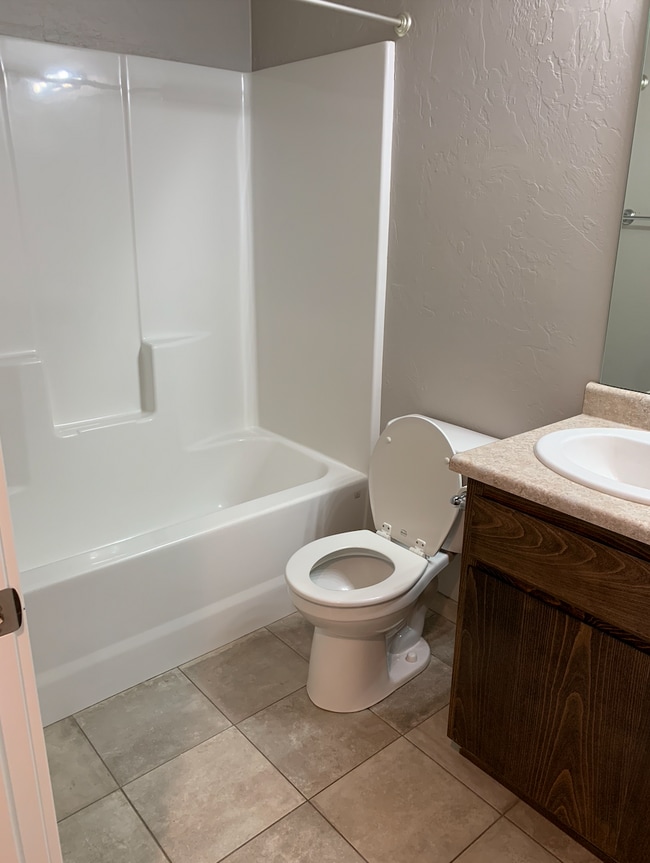 Hall Bath - 1681 Grand Ave