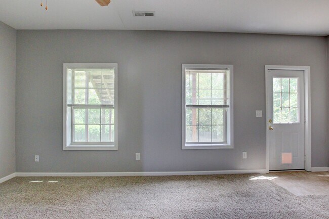 Building Photo - Sweet Splitlevel with Awesome Basement Area