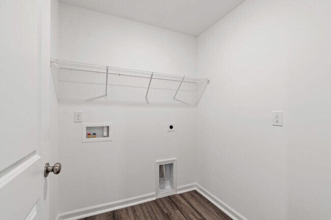 Building Photo - Updated 3BR Townhome with Pool and Spaciou...
