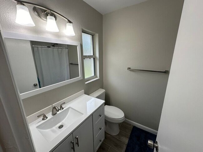 Building Photo - 3 bed 2 bath home available