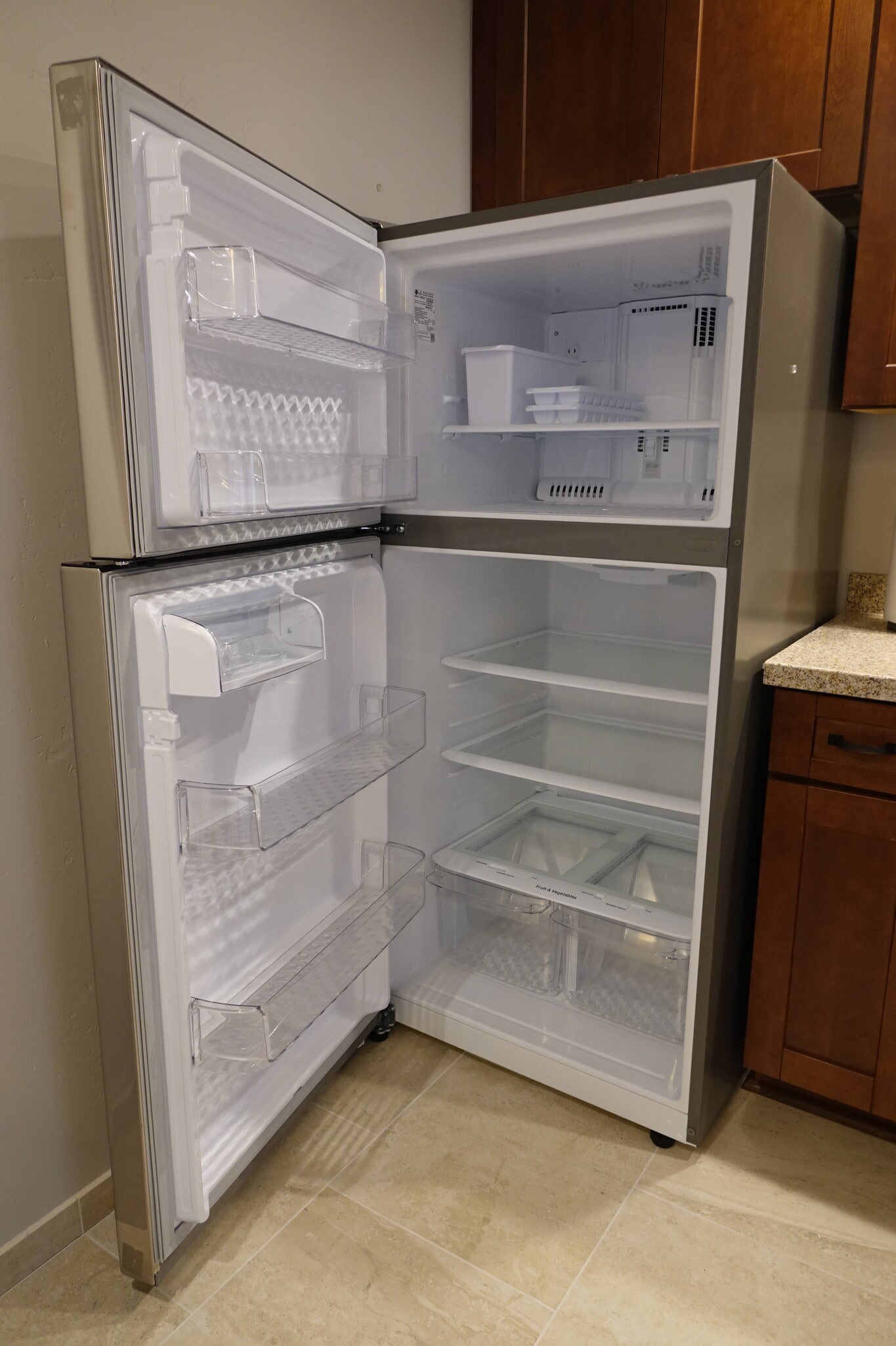 Full size refrigerator - 2620 Tallant Rd