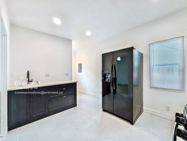 Building Photo - Lovely 2-Bedroom Duplex with Modern Comfor...