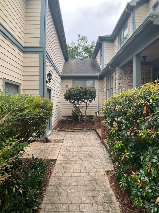 Building Photo - Gorgeous Condo in the heart of Chapel Hill