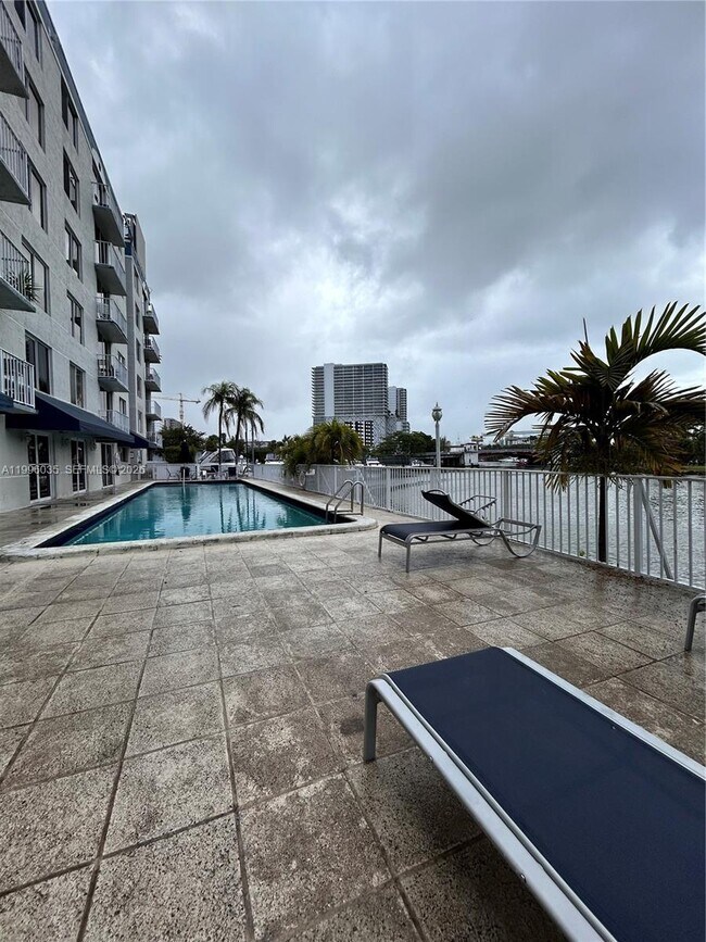 Building Photo - 1720 NW N River Dr