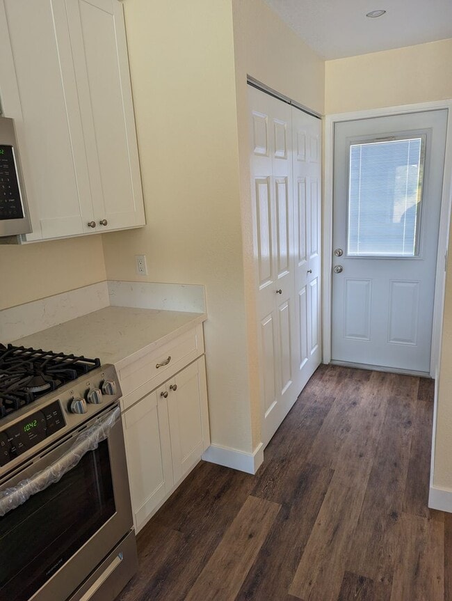 Building Photo - Upgraded 2 Story 2 Bed/1.5 Bath Condo