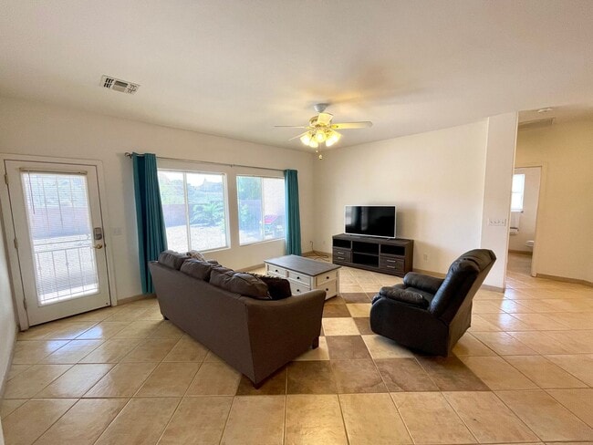 Building Photo - Large 2 Bedroom Home off the Parkway!